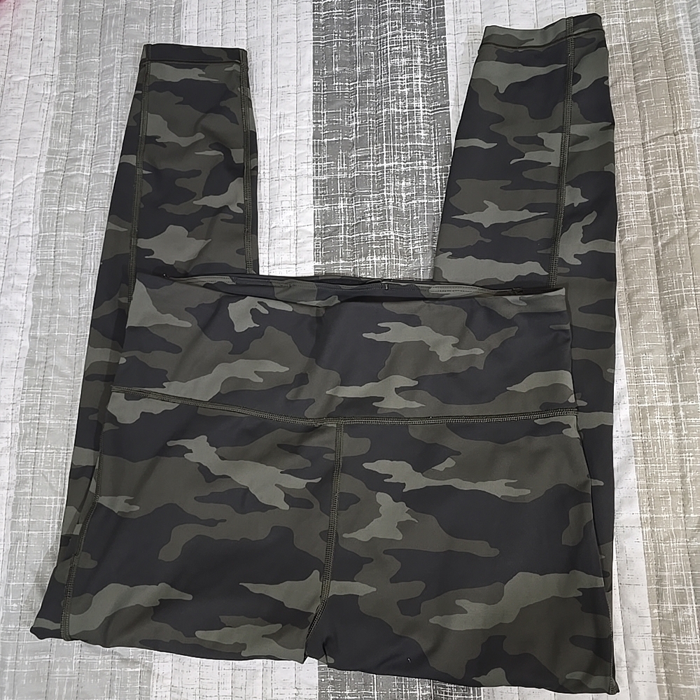 Athleta Sz‎ M Ultimate 7/8 Tight Camouflage Leggings